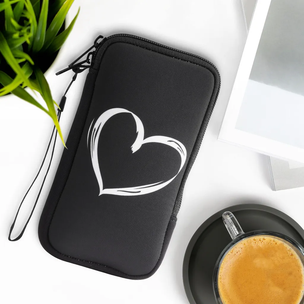 Kwmobile Handytasche Für Smartphones XL - 6,7/6,8" - Neopren Handy Tasche Hülle Cover Case Schutzhülle - Herz Brush Weiß Schwarz - 17,2 X 8,4 Cm Innenmaße 4 Kwmobile Handytasche Für Smartphones XL - 6,7/6,8" - Neopren Handy Tasche Hülle Cover Case Schutzhülle - Herz Brush Weiß Schwarz - 17,2 X 8,4 Cm Innenmaße – Bild 2